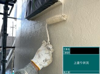 外壁塗装 東大阪市 上塗り施工中