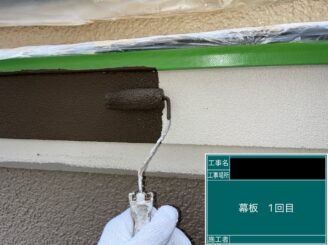 外壁塗装 東大阪 幕板中塗り施工