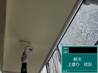 外壁塗装 東大阪 軒天井上塗り施工中