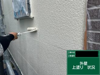 外壁塗装 東大阪 上塗り施工中