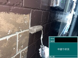 外壁塗装 八尾市 中塗り施工中