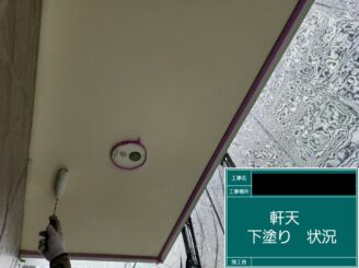 外壁塗装 東大阪 軒天井下塗り施工中