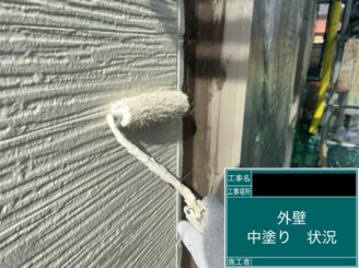 八尾市 外壁塗装 中塗り施工中