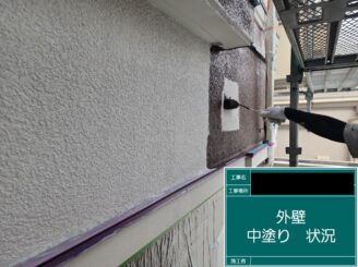 外壁塗装 東大阪市 中塗り施工中