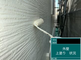 八尾市 外壁塗装 上塗り施工中
