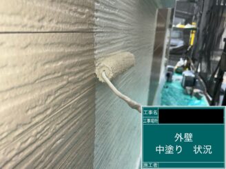 外壁塗装 八尾 中塗り施工中
