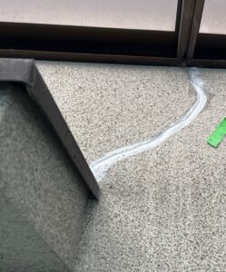 外壁ひび割れ補修　シール充填　東大阪市