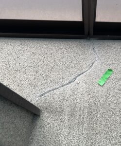 外壁ひび割れ補修　Uカット　東大阪市