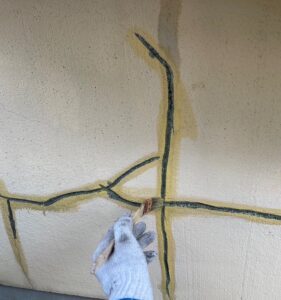 外壁ひび割れ　Uカット補修シールプライマー