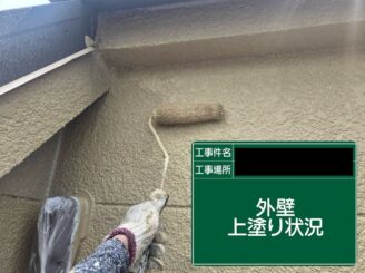 東大阪外壁塗装　上塗り施工中