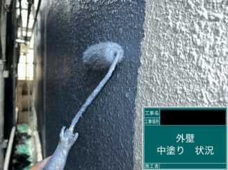 外壁塗装 東大阪市 中塗り施工中