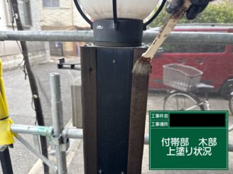 外壁塗装　東大阪市　木部　上塗り施工中