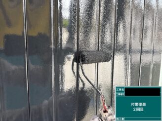 外塀塗装 東大阪市 雨戸塗装上塗り施工中