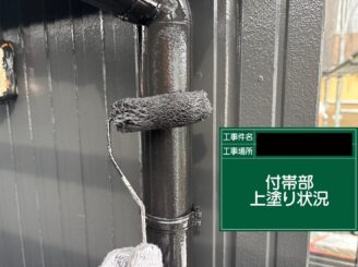 樋塗装 大阪市 上塗り施工中