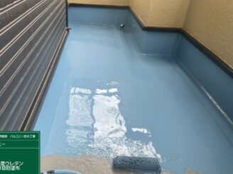 東大阪市　ベランダ防水　ウレタン防水1層目施工中