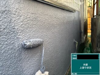 外壁塗装 東大阪 上塗り施工中