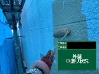 東大阪市外壁塗装　中塗り施工中