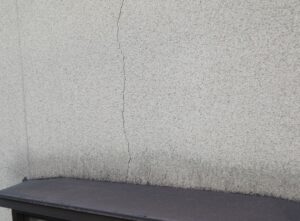外壁縦方向のひび割れ　東大阪市