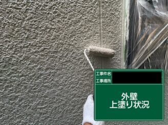 外壁塗装 東大阪 上塗り施工中