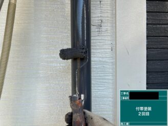 東大阪市　外壁塗装　付帯部施工　2回目施工中
