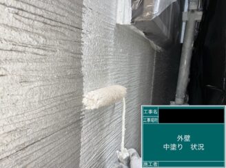 東大阪市　外壁塗装　中塗り施工