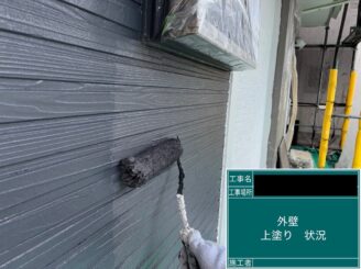 東大阪市　外壁塗装　上塗り施工中