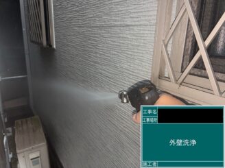東大阪市　外壁塗装　高圧洗浄中
