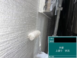 東大阪　外壁塗装　上塗り施工中