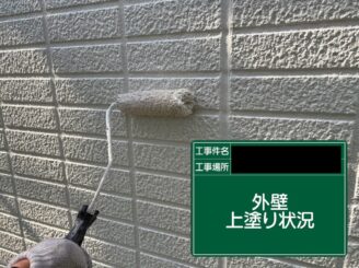 外壁塗装東大阪 上塗り施工中