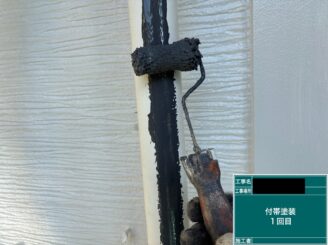 東大阪市　外壁塗装　付帯部施工　1回目施工中