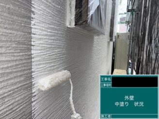 東大阪　外壁塗装　中塗り施工中