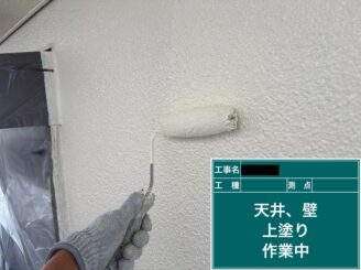 外壁塗装　　東大阪市　上塗り施工中