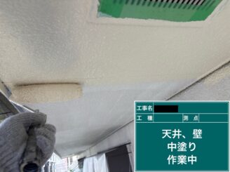 東大阪　外壁塗装　軒天井施工　中塗り施工中