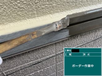 東大阪市　外壁塗装　付帯部施工　ボーダー施工中
