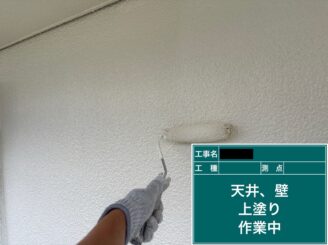 東大阪市　外壁塗装　上塗り施工中