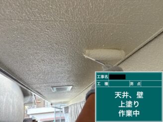 東大阪市　外壁塗装　軒天井施工　上塗り施工中