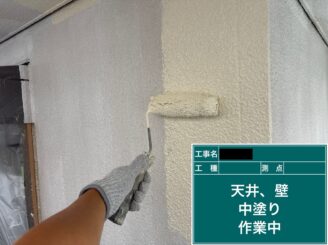 外壁塗装　東大阪市　中塗り施工中