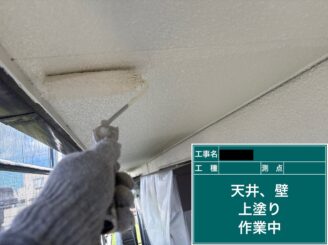 東大阪　外壁塗装　軒天井施工　上塗り施工中