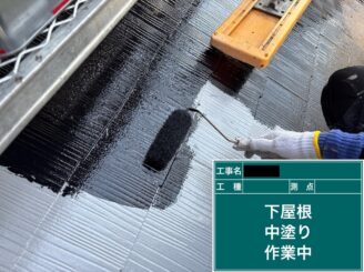 東大阪市　屋根塗装　中塗り施工中