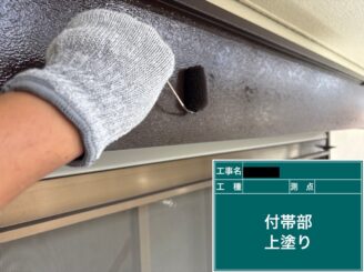 東大阪市　外壁塗装　付帯部施工　上塗り　ｼｬｯﾀｰﾎﾞｯｸｽ