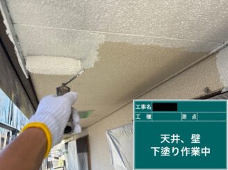 東大阪市　外壁塗装　軒天井施工　下塗り施工中