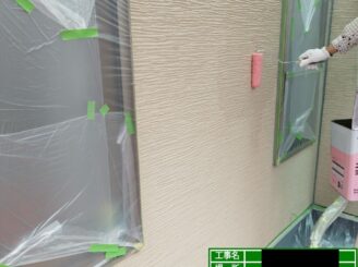 大東市 外壁塗装 下塗り施工中1